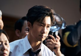 朴海日,面对外部压力也毫不动摇……眼神坚毅的《刺客们》