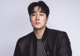 'Jefe Kim' So Ji-sub regala 'oro' a compañeros y equipo de producción con 100 millones de wones: "No fue un logro individual"[Entrevista③]