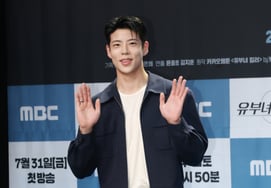 Choi Woo-seong 'Gentle Hand Gesture' [★Photo]