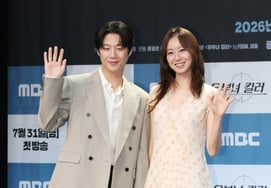 Jung Jun-won và Gong Hyo-jin 'bắt tay thân thiện'[★ảnh]