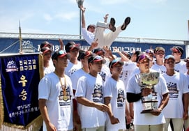 'Catcher Seol Jae-min MVP' Deoksu High School, defeated Yusin High School and won the President's Cup after 17 years... 'Prospective Major Leaguer' Eom Jun-sang also showed outstanding performance in both batting and pitching