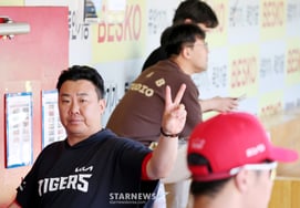 [照片]“今天也取得胜利……然后向南” 起亚队李范镐（Lee Beom-ho）教练