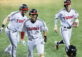 ¡El estilo de LG con el potencial de "Woo"! Una emocionante remontada contra An Woo-jin, la mejor de Corea: Austin Solofo y Song Chan-ui conectan jonrones de tres carreras en la vuelta inversa + Lim Chan-kyu logra su décima victoria y se coloca primero. Serie ganadora [Reseña desde el campo de Jamsil]