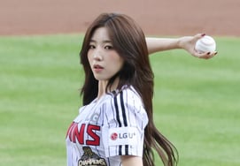 [Photo] Triple S Park So-hyun, S-LINE ceremonial first pitch