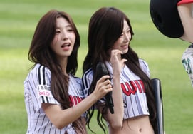 [Foto] Park So-hyun y Nien forman un corazón con el ombligo para desear la victoria