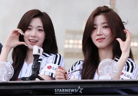 [Foto] Park So-hyun y Nien con el «corazón de la victoria»