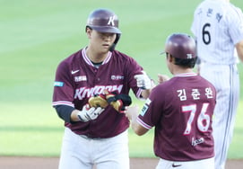 [Foto] Kim Geon-hee: "La respuesta es romper el récord de jonrones"