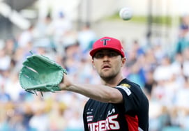 [Foto] 'Superó la crisis de bases llenas en el primer inning sin permitir carreras', Neill