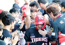 [Photo] 'Let's take it easy!' Three-run home run by Kia's home-field queen, Kim Tae-gun