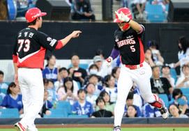 [At a glance] "Austin, are you watching? He hit No. 32!" Kim Do-young hits a solo home run to left field against Fedde in the bottom of the third inning