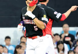 [フォト] 『笑顔がすべすべ！』！3回表、フェデック相手に左中間のソロホームランを放ったキム・ドヨン
