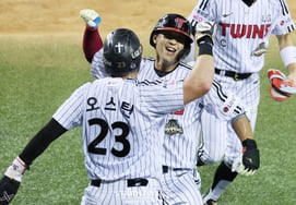 [B Behind★] Austin-Song Chan-ui Đáp Lại Buổi Biểu Diễn Nước Tắm Bằng Buổi Biểu Diễn Home Run 'Làm Sao Không Vui'