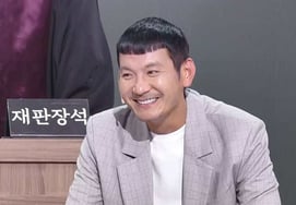 El comediante Jung Sung-ho comparece en el juicio público acusado de suplantación de identidad de 100 celebridades