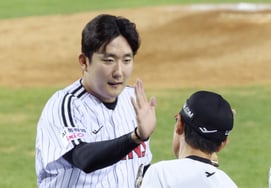 [Foto] Son Ju-young: «¡Entrenador, veamos más seguido!»