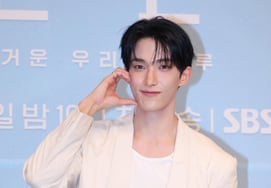 'Моя оставшаяся любовь': До Кён из SEVENTEEN о дебюте в качестве ведущего реалити-шоу о любви, где Бусыкган поддержал его словами «не волнуйся»