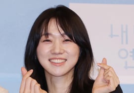 Posing for 'My Remaining Love' PD Kim Hyo-jin [★Photo]