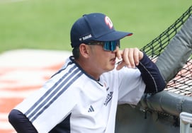 [フォト] 想念にふけるキム・ウォンヒョン監督