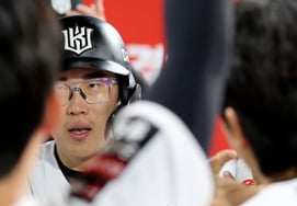 「147km速球ヘッドショット→2日連続出場」36歳ベテランの闘志にイ·カンチョル監督はただ感謝している 「出るなと言ったのに最後までやるんだ…」" [水原現場]