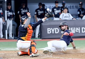 'With' and that short hit, he scored twice! Hanwha was fooled by Hilary's base running... KT surges to four straight wins [Suwon On-the-Ground Review]