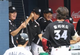 "Please write about everything that praised Heileryard today." Austin—He's no less than Kim Do-young, so why is he overlooked! The frustrated manager decided to promote him himself.