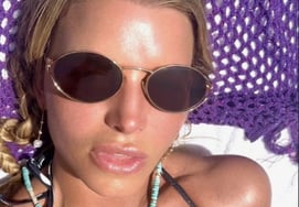 「46歳、ビキニセルフィーにちょうど良い年齢」···ジェシカ・シムソンの誕生日記念の日光浴