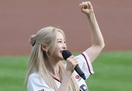 [Photo] SECRET's Jeon Hyo-sung, the 'Doosan Victory Cheat Key'