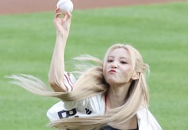 [Photo] Jeon Hyo-sung delivers a lightning-fast ceremonial first pitch; at this point, she’s practically a semi-pro.