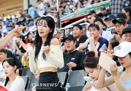 [Photo] "A whole bucket?" Cheerleading squad leader Kim Ju-il
