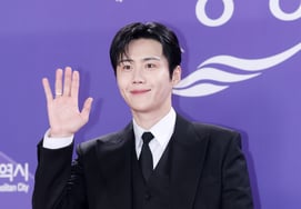Kim Seon-ho, nụ cười hõm má tươi tắn [★ẢNH]