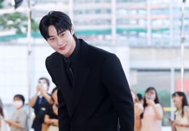 Byun Woo-seok, se inclina al saludar por su gran estatura [★FOTO]