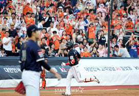 [フォト] オレンジたちが盛り上がっている 'ソ・ヒョンジュン相手に先制スリーラン' シム・ウジュン