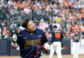 [Photo] Ryu Hyun-jin hits a foul ball, what a pity