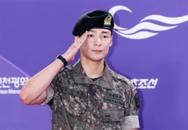 Song Geon-hee, leal con uniforme militar [★FOTO]