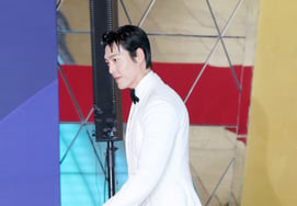Kim Woo-bin, bước đi rất to tướng [★ảnh]