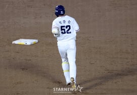 [Foto] Park Jun-soon, jonrón de dos carreras en la parte baja del quinto que da la vuelta al marcador