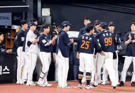 [Foto] Ryu Hyun-jin es relevado en el final de la sexta entrada