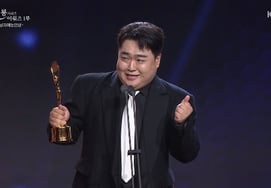 SNLのキム・ギュウォン、新人バラエティ賞受賞にイ・スジが感動.."ひっくり返るほど笑わせる" [青龍]