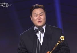 'Trendsetter' Yoon Kyung-ho wins Best Supporting Actor at Blue Dragon Series Awards; "Thought Jeon Hyun-moo's 'Good News' Joke Was Real" [Blue Dragon Series Awards]