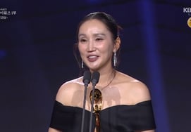 'Jin Seon-gyu ♥' Park Bo-kyung sobbed after winning the Best Supporting Actress award at the Blue Dragon Series Awards... "We now have a couple's trophy" [Blue Dragon Series Awards]