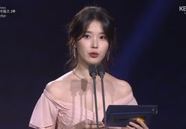 '青龍賞受賞者' IU、イ・ジョンソクとの別れの後、公式の場に登場..淡々とした笑顔 [スター・イシュー]