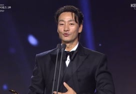 'Best Actor' Park Hae-soo becomes a father of two: "♥Thank you to my wife" [Blue Dragon Series Awards]