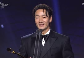 'Best Actor' Park Hae-soo surprises with announcement of second child's birth... "Bok-bok will be born in August"[Blue Dragon Series Awards]
