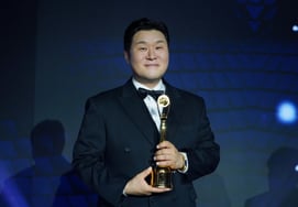 尹敬浩,闪耀真价……获“青龙系列大奖”最佳男配角奖