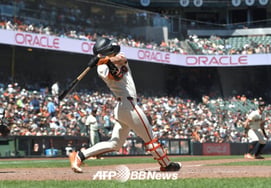 ¡Ay! Lee Jung-hoo, lamentable, silenciado sin hits en 3 turnos al ser bloqueado por una defensa sólida... SD Song Seong-mun se ausentó y el SF, tras dos hits con muchas bolas vacías, perdió estrepitosamente 0-7.