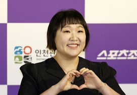 李秀智因政治倾向争议最终手写致歉：“将重新调整状态”[明星内幕]