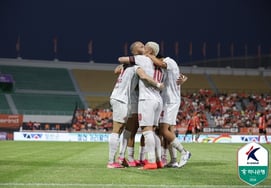 [Gangneung On-Site Review] Bucheon Delivers! Shocking 3-0 Away Victory vs Gangwon... Gallego Wonder Goal, Sung Ye-geon Scores First Professional Goal