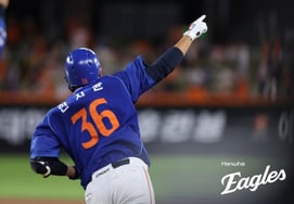 Only 19 at-bats in the first division, yet fans chant "home run" instead of "hit"... The bold 20-year-old Hanwha slugger who also caught Kang Baek-ho's attention: "I must hit extra-base hits to be an attractive player" [Interview]