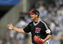 Why was a pitcher who threw a '7-inning perfect game' substituted? → A powerful debut on Korean soil: "I will definitely show you the master of Jamsil next time." Take a look at his determination.