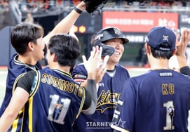 'Seven Runs in One Inning for Two Consecutive Days': KT Crushes Hanwha 12-0, Extends Winning Streak to Six and Takes the Lead! Go Young-pyo Delivers 7 Innings of Quality Start + Kim Hyun-soo Achieves Historic 4,000th Hit [Suwon On-the-Ground Review]
