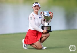 'Overcoming the Curse of Nine' Lee Da-yeon Achieves 10th Career Win on KLPGA Tour: "I Thought Winning This Time Would Be Difficult..."